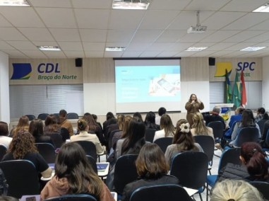 Auditrio da CDL lota para oficina sobre vendas pelas redes sociais 